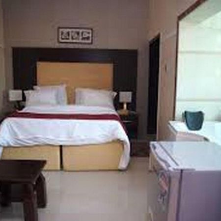 Room In Lodge - Hampton Towers Spa Asaba Buitenkant foto