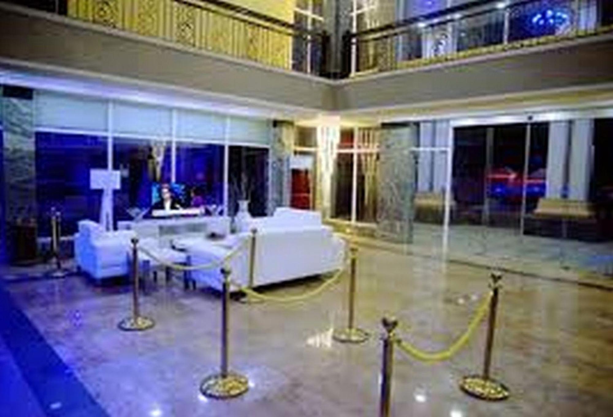 Room In Lodge - Hampton Towers Spa Asaba Buitenkant foto