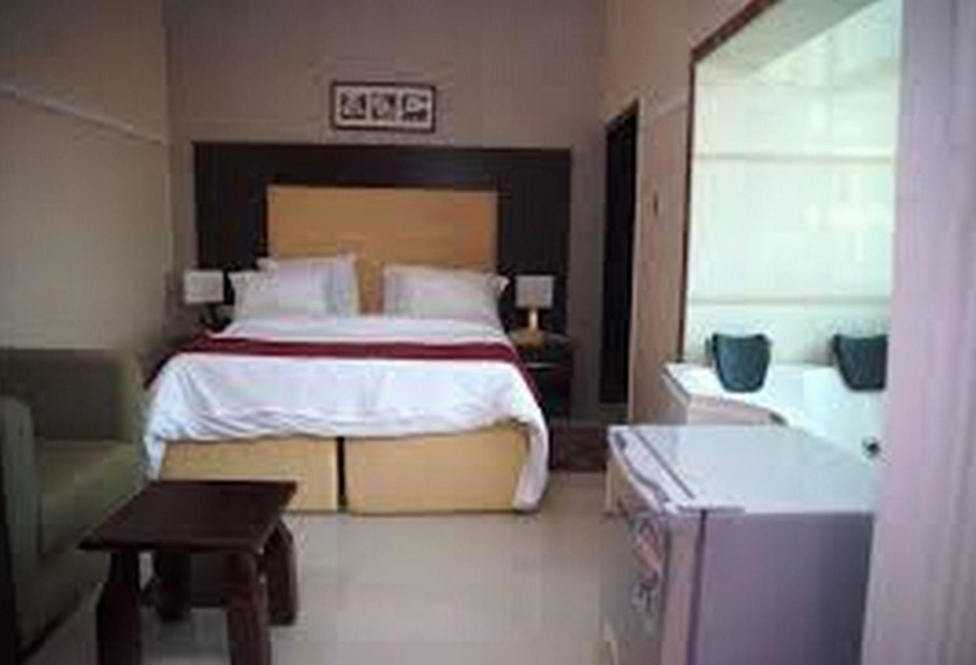 Room In Lodge - Hampton Towers Spa Asaba Buitenkant foto