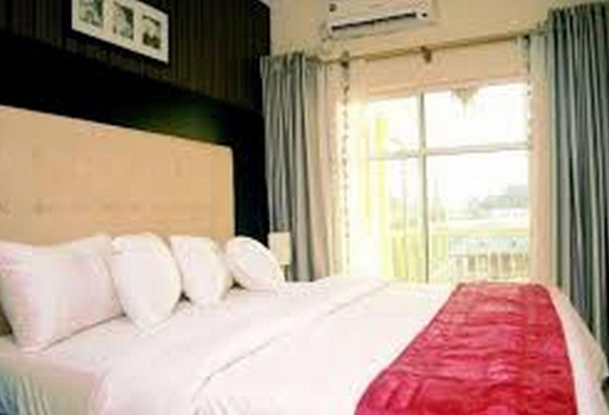Room In Lodge - Hampton Towers Spa Asaba Buitenkant foto