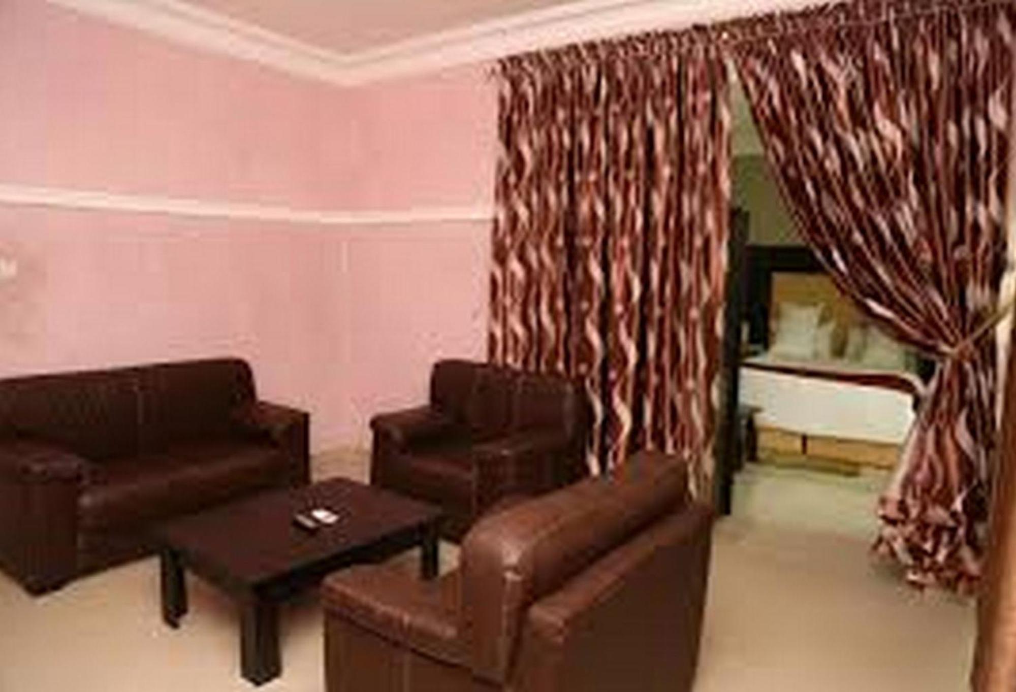 Room In Lodge - Hampton Towers Spa Asaba Buitenkant foto