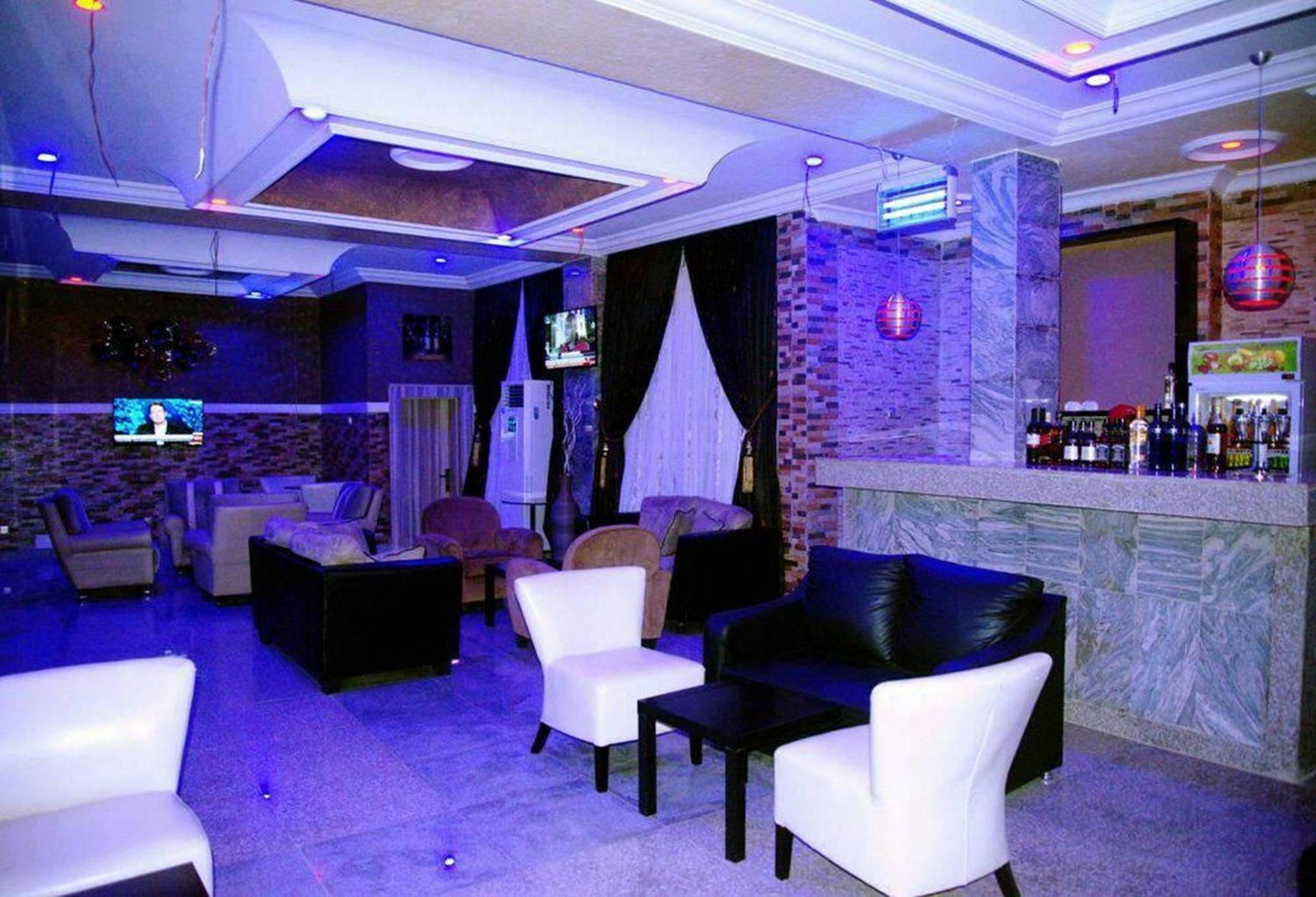 Room In Lodge - Hampton Towers Spa Asaba Buitenkant foto