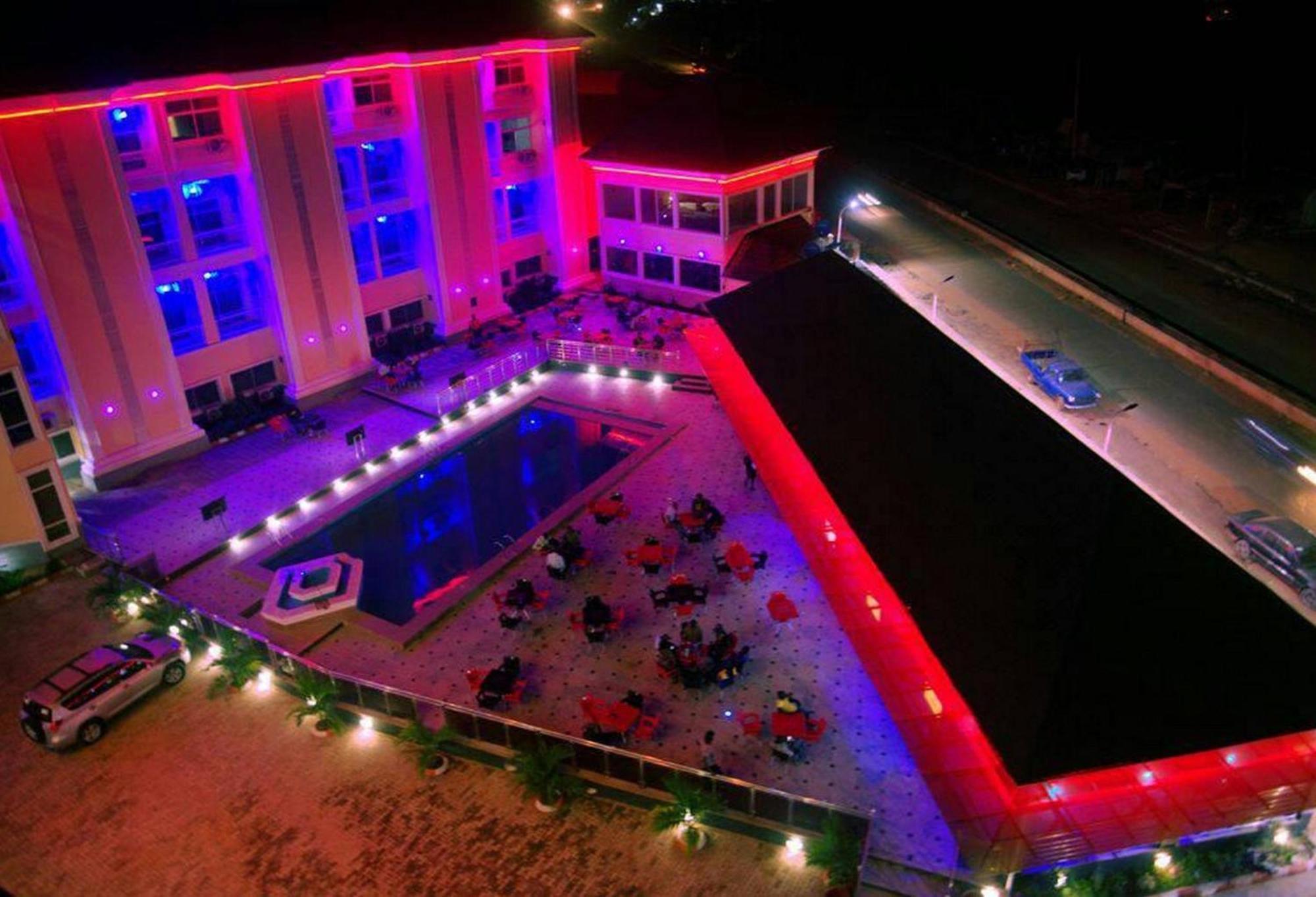 Room In Lodge - Hampton Towers Spa Asaba Buitenkant foto