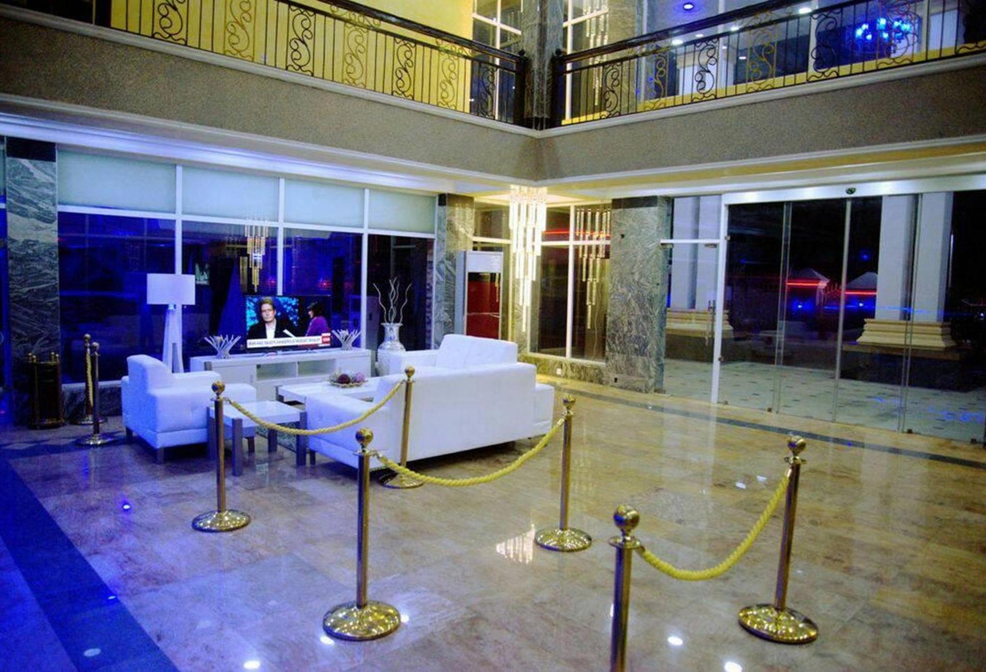 Room In Lodge - Hampton Towers Spa Asaba Buitenkant foto