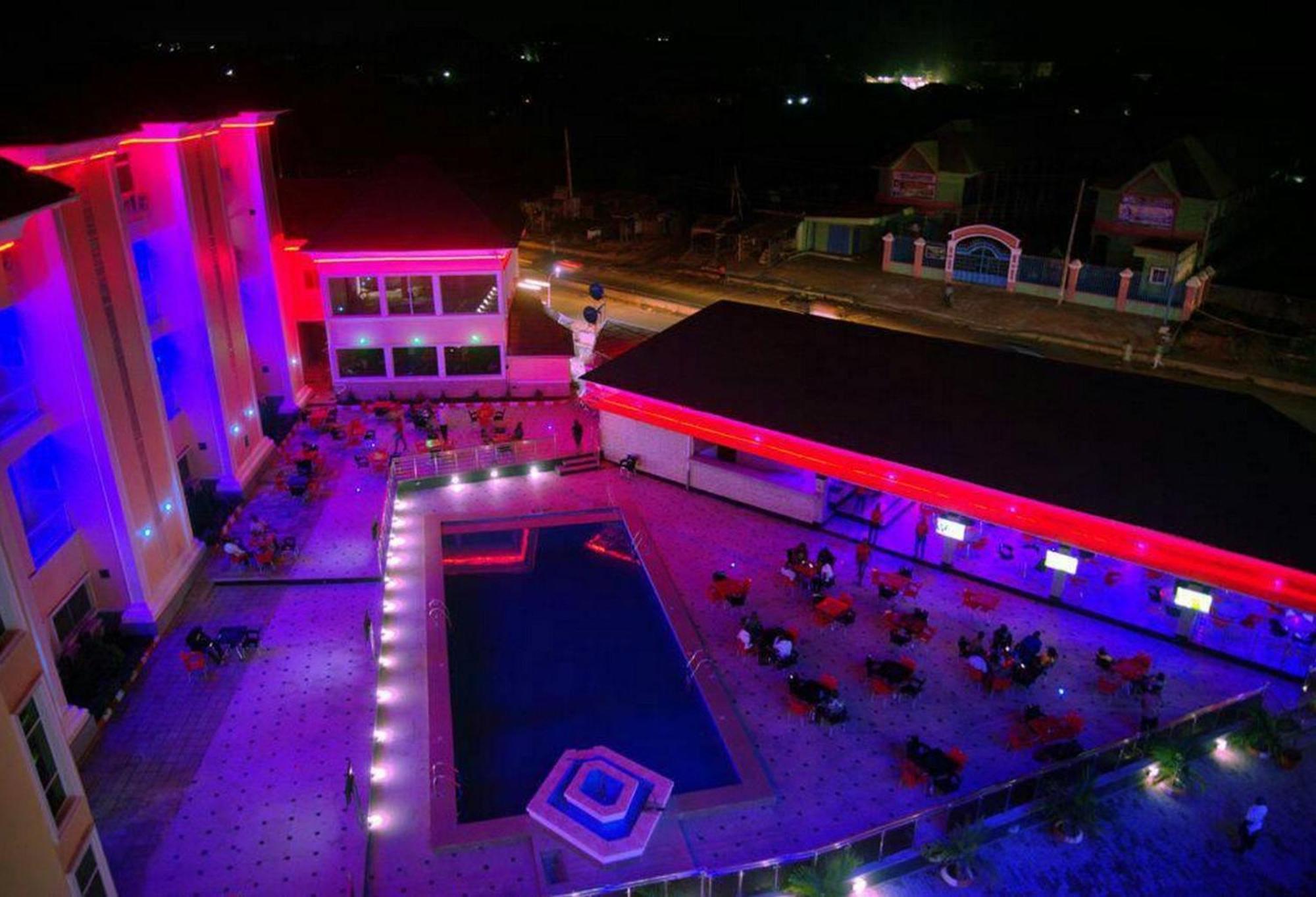 Room In Lodge - Hampton Towers Spa Asaba Buitenkant foto