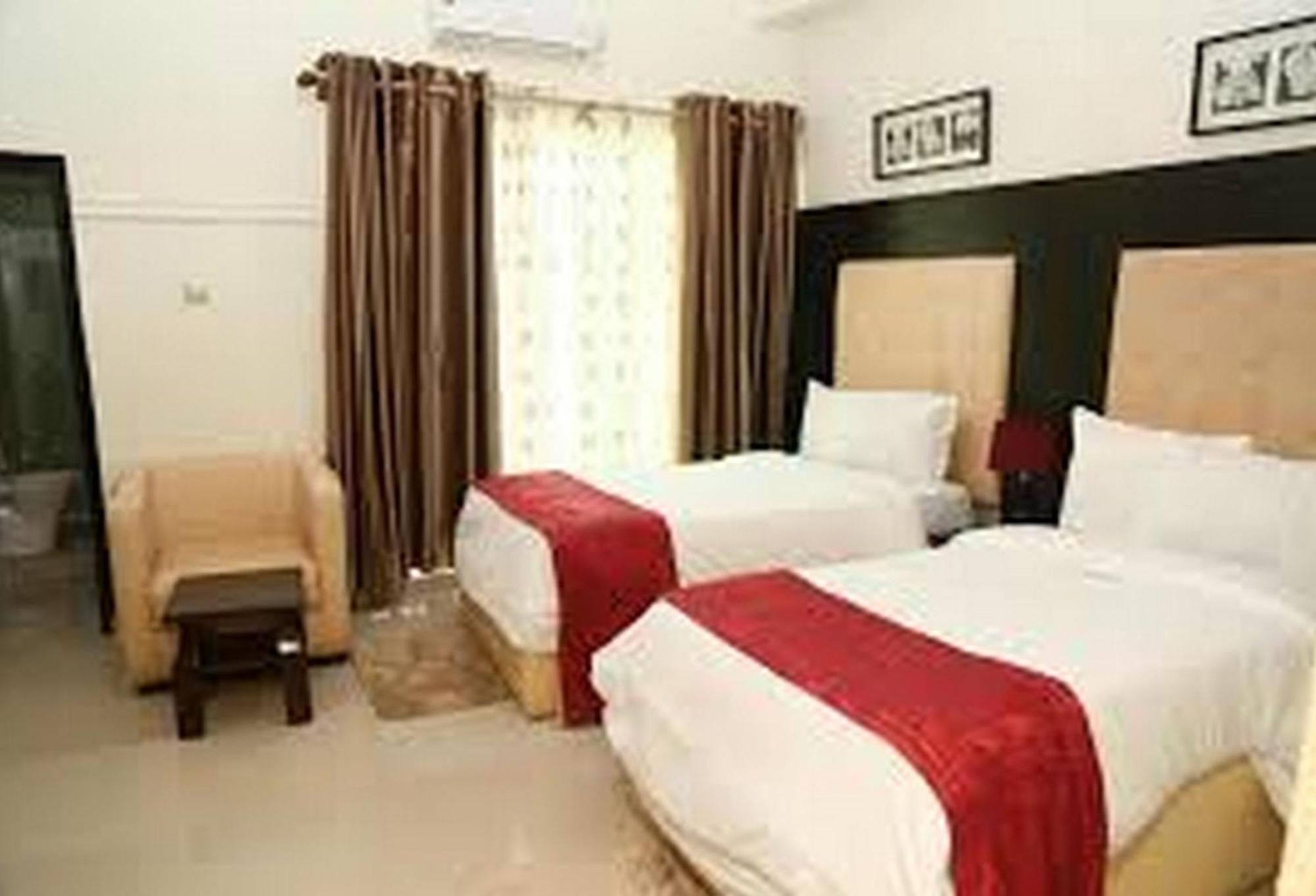 Room In Lodge - Hampton Towers Spa Asaba Buitenkant foto