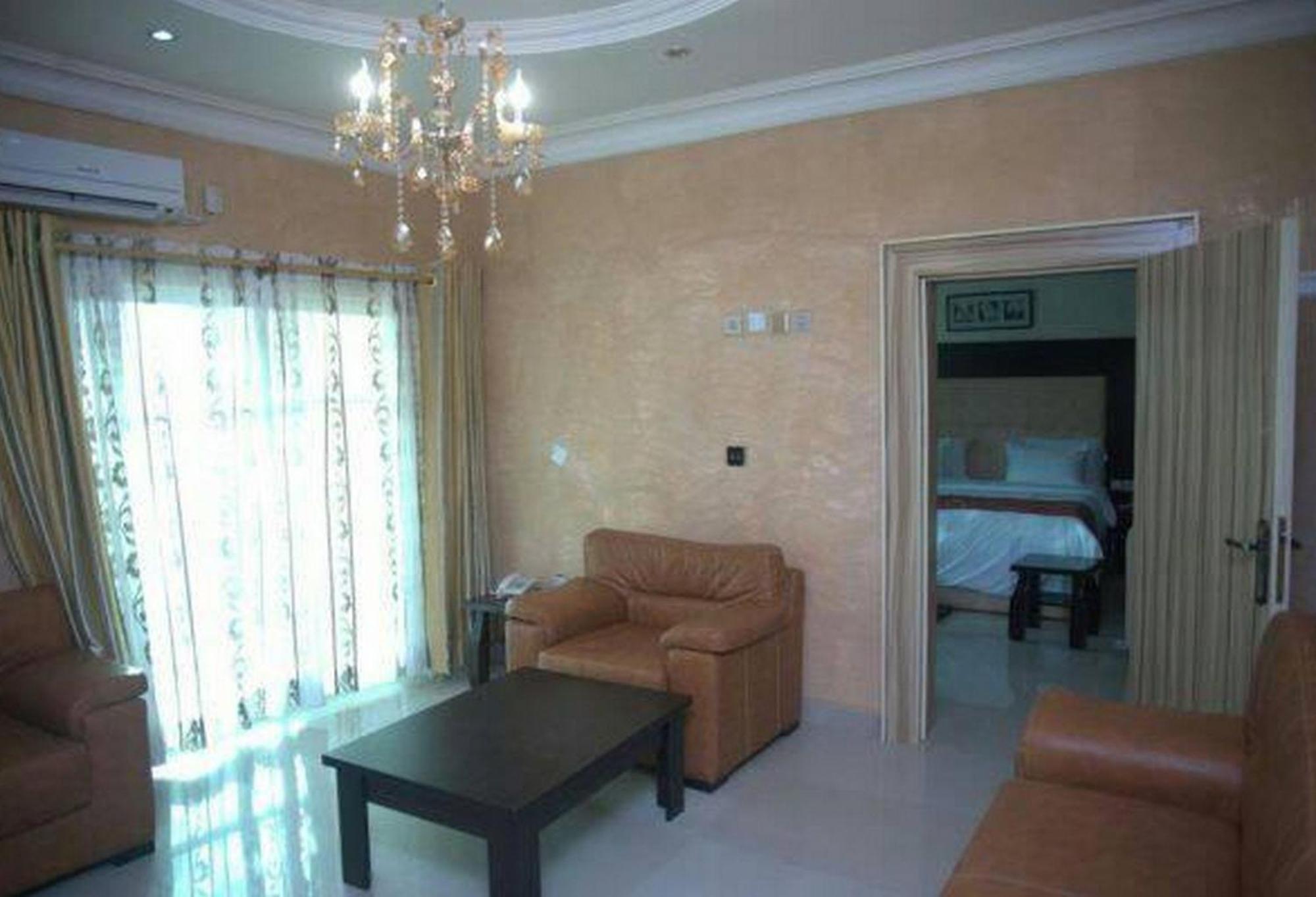 Room In Lodge - Hampton Towers Spa Asaba Buitenkant foto