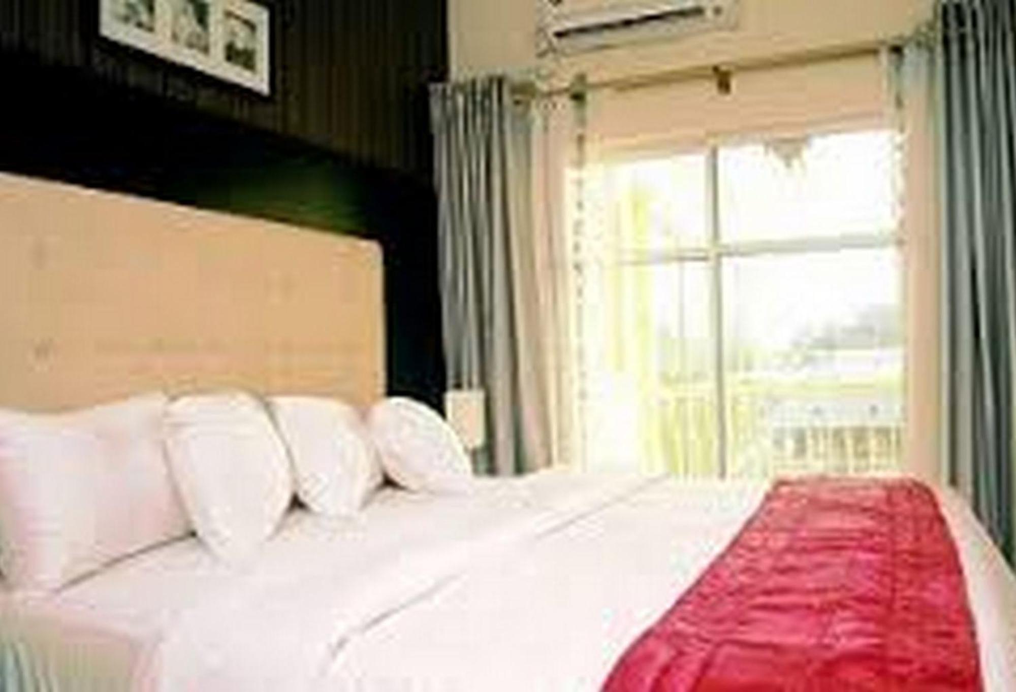 Room In Lodge - Hampton Towers Spa Asaba Buitenkant foto